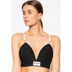 Biustonosz top Guess Logo Label Active O02A11 MC01P. Czarne biustonosze Guess, z aplikacjami. W wyprzedaży za 139,00 zł.