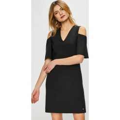 Trussardi Jeans - Sukienka. Czarne sukienki damskie Trussardi Jeans, na co dzień, s, bez wzorów, z elastanu, casualowe, z włoskim kołnierzykiem, z krótkim rękawem, krótkie, mini, proste. W wyprzedaży za 579,90 zł.
