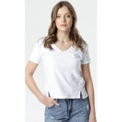 Biały T-shirt Echiseise. Białe bluzki damskie Born2be, s, bez wzorów, z dzianiny, bez kołnierzyka. Za 39,99 zł.