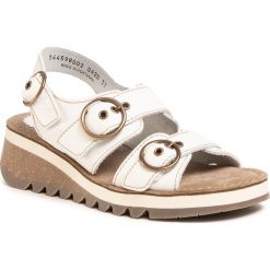 Sandały FLY LONDON - Tear 2 P144598002 Offwhite. Białe klapki damskie Fly London, bez wzorów, ze skóry, bez obcasa, na koturnie. W wyprzedaży za 339,00 zł.