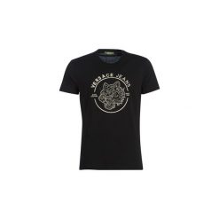 T-shirty z krótkim rękawem Versace Jeans B3GTA76J-36610. Czarne t-shirty męskie Versace Jeans, xl, bez wzorów, z jeansu, bez kołnierzyka, krótkie. Za 495,20 zł.