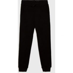 Guess Jeans - Spodnie dziecięce 118-175 cm. Niebieskie dresy chłopięce Guess Jeans, z aplikacjami, z bawełny. Za 99,90 zł.