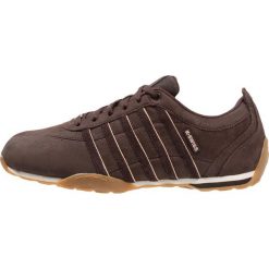 KSWISS ARVEE Sneakersy niskie brown. Pomarańczowe buty sportowe męskie K-SWISS, bez wzorów, z weluru, sportowe, bez zapięcia. Za 379,00 zł.