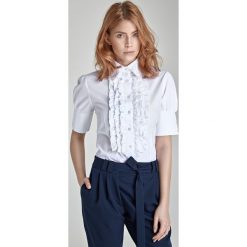 Biała koszula z krótkim rękawem i żabotem. Białe koszule damskie NIFE, na spotkanie biznesowe, xl, bez wzorów, z bawełny, eleganckie, bez kołnierzyka, z krótkim rękawem. Za 129,00 zł.