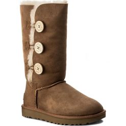 Buty UGG - W Bailey Button Triplet II 1016227 W/Che. Pomarańczowe kozaki damskie Ugg, na zimę, ze skóry, na niskim obcasie, bez zapięcia. W wyprzedaży za 1059,00 zł.