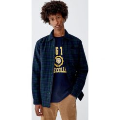 Koszulka w stylu college z napisem. Białe koszulki męskie Pull&Bear, m, z napisami, bez kołnierzyka, z krótkim rękawem, krótkie. Za 49,90 zł.