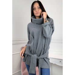 Oversize'owy sweter z golfem oraz wiązaniem w pasie szary. Szare swetry damskie N/A, bez wzorów, z bawełny, bez rękawów. Za 194,75 zł.