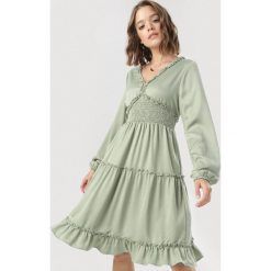 Jasnozielona Sukienka Aetheneva. Zielone sukienki damskie Born2be, s, bez wzorów, bez kołnierzyka, bez rękawów, mini. Za 139,99 zł.