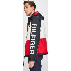 Tommy Hilfiger - Kurtka. Czerwone płaszcze męskie TOMMY HILFIGER, xl, bez wzorów, z tkaniny, krótkie, z kapturem. W wyprzedaży za 1199,00 zł.