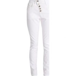 Cream FRANCA Jeansy Slim Fit chalk. Białe rurki damskie marki Cream, z elastanu. W wyprzedaży za 293,30 zł.