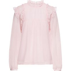 Bluzka bonprix bladoróżowy. Różowe bluzki damskie marki bonprix, w koronkowe wzory, z koronki, bez kołnierzyka. Za 59,99 zł.