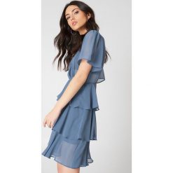 NA-KD Boho Sukienka z trójwarstwową falbanką - Blue. Niebieskie sukienki damskie NA-KD Boho, bez wzorów, z poliesteru, boho, z falbankami, bez rękawów, kopertowe. Za 121,95 zł.