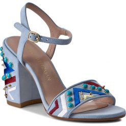 Sandały STUART WEITZMAN - Both Azure Suede. Niebieskie klapki damskie marki Stuart Weitzman, bez wzorów, ze skóry, bez obcasa, na obcasie. W wyprzedaży za 1139,00 zł.