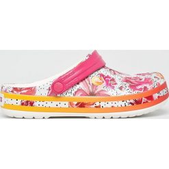 Crocs - Klapki. Czerwone klapki damskie marki Crocs, z materiału, na płaskiej podeszwie. Za 199,90 zł.
