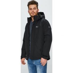Jack Wolfskin - Kurtka. Czarne płaszcze męskie marki Jack Wolfskin, s, bez wzorów, z poliesteru, krótkie, z kapturem. W wyprzedaży za 699,90 zł.