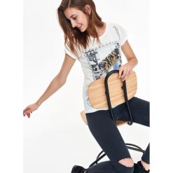 T-SHIRT DAMSKI Z NADRUKIEM. Białe t-shirty damskie marki TROLL, xl, z nadrukiem, z bawełny. W wyprzedaży za 14,99 zł.