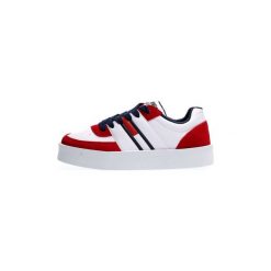 Buty Tommy Jeans EN0EN00395. Fioletowe trampki i tenisówki damskie Tommy Jeans, bez wzorów, z jeansu, bez zapięcia. Za 264,68 zł.