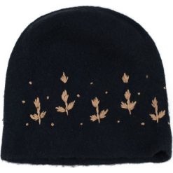 Czapka damska Haftowana wełna czarna. Czarne czapki zimowe damskie Art of Polo, z haftami, z wełny. Za 62,90 zł.