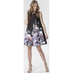 Czarna Sukienka Rhaerodia. Czarne sukienki damskie Born2be, s, bez wzorów, eleganckie, z okrągłym kołnierzem, bez rękawów, mini, trapezowe. Za 79,99 zł.