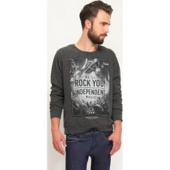 BLUZA NIEROZPINANA MĘSKA LUŹNA. Czarne bluzy męskie marki Top Secret, m, z nadrukiem. Za 49,99 zł.