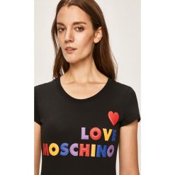 Love Moschino - T-shirt. Czarne bluzki damskie Love Moschino, m, z aplikacjami, z elastanu, z okrągłym kołnierzem, z krótkim rękawem. W wyprzedaży za 339,90 zł.