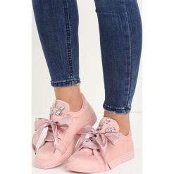 Różowe Buty Sportowe Lovers Embrace. Różowe buty sportowe damskie Born2be, z aplikacjami, z satyny, na sznurówki. Za 39,99 zł.