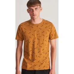 T-shirt z nadrukiem - Brązowy. Pomarańczowe t-shirty damskie Reserved, s, z nadrukiem, bez kołnierzyka. Za 39,99 zł.