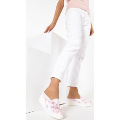 Różowe Klapki Master Suite. Różowe koturny damskie Born2be, bez obcasa, na koturnie, bez zapięcia. W wyprzedaży za 54,99 zł.
