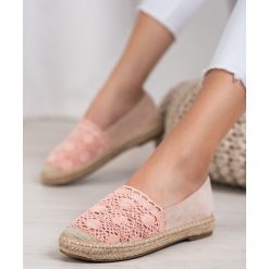 Zamszowe espadryle z koronkĄ. Espadryle damskie SMALL SWAN, w koronkowe wzory, z zamszu, bez obcasa. Za 89,00 zł.
