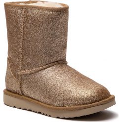 Buty UGG - Kids Classic Short II Glitter 1098491K K/Gold. Żółte śniegowce dziewczęce Ugg, bez zapięcia. Za 669,00 zł.