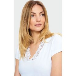 Bawełniany top z koronką. Szare bluzki damskie Greenpoint, w koronkowe wzory, z elastanu, bez kołnierzyka. Za 49,99 zł.