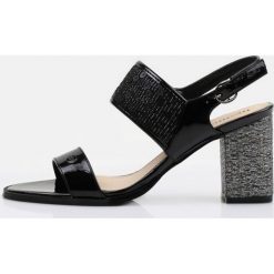 Sandały z cekinowym zdobieniem. Sandały damskie Monnari, z aplikacjami, eleganckie, bez obcasa, bez zapięcia. Za 79,60 zł.