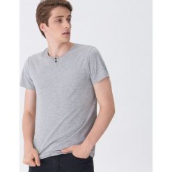 T-shirt z guzikami - Szary. Szare t-shirty męskie House, s, bez wzorów, bez kołnierzyka. Za 35,99 zł.