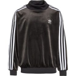 Adidas Originals CREW Bluza utility black/white. Czarne bluzy chłopięce marki adidas Originals, z materiału. W wyprzedaży za 143,20 zł.