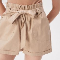 Szorty paperbag z wiązanym paskiem - Kremowy. Białe szorty damskie Sinsay, s, bez wzorów. Za 59,99 zł.