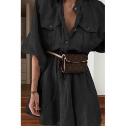 Sukienka MIROLIA BLACK. Czarne sukienki damskie IVET, na co dzień, bez wzorów, eleganckie, bez kołnierzyka, bez rękawów. W wyprzedaży za 89,00 zł.