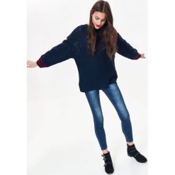 LUŹNY SWETER DAMSKI. Niebieskie swetry oversize damskie marki Top Secret, na zimę, z aplikacjami, z dzianiny. W wyprzedaży za 39,99 zł.