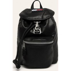 Tommy Jeans - Plecak skórzany. Czarne plecaki damskie Tommy Jeans, z aplikacjami, z jeansu. Za 699,90 zł.