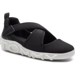 Półbuty TOMMY HILFIGER - Hybrid Tommy Hilfiger Sneaker FW0FW03777 Black 990. Czarne półbuty damskie TOMMY HILFIGER, na co dzień, bez wzorów, ze skóry ekologicznej, bez obcasa, na płaskiej podeszwie, bez zapięcia. Za 449,00 zł.