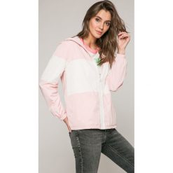 Wrangler - Kurtka. Różowe kurtki damskie Wrangler, s, z poliesteru, krótkie, z kapturem. W wyprzedaży za 199,90 zł.
