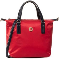 Torebka TOMMY HILFIGER - Poppy Small Tote AW0AW07954 Red. Czerwone torebki klasyczne damskie TOMMY HILFIGER, bez wzorów, z materiału, klasyczne, bez dodatków. W wyprzedaży za 239,00 zł.
