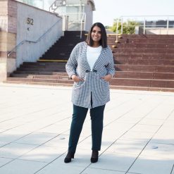 Kardigan Zofia w pepitkę duże rozmiary. Szare swetry damskie Moda Size Plus Iwanek, na wiosnę, xl, bez wzorów, z jeansu, bez rękawów, bez kaptura. Za 129,99 zł.
