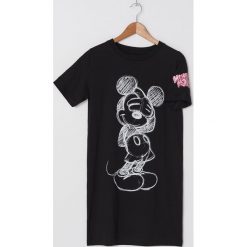 T-shirtowa sukienka Mickey Mouse - Czarny. Czarne sukienki damskie House, s, z motywem z bajki, bez kołnierzyka, bez rękawów. Za 69,99 zł.