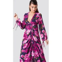 NA-KD Boho Sukienka maxi z marszczeniem - Pink,Multicolor. Różowe długie sukienki marki NA-KD Boho, z poliesteru, boho, z dekoltem na plecach, z długim rękawem. W wyprzedaży za 121,77 zł.