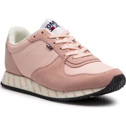 Sneakersy TOMMY JEANS - Casual Sneaker EN0EN00394 Silver Peony 658. Różowe półbuty damskie Tommy Jeans, z jeansu. Za 449,00 zł.