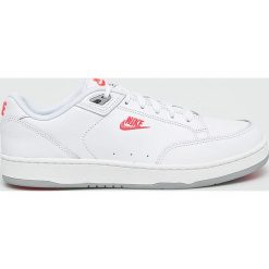 Nike Sportswear - Buty AA8005. Białe buty sportowe męskie Nike Sportswear, ze skóry, na sznurówki. W wyprzedaży za 199,90 zł.