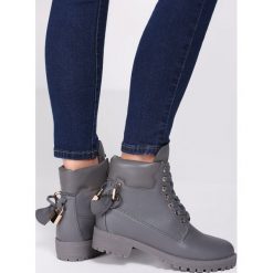 Szare Botki Glittering. Szare botki damskie Multu, bez obcasa, bez zapięcia. Za 39,99 zł.