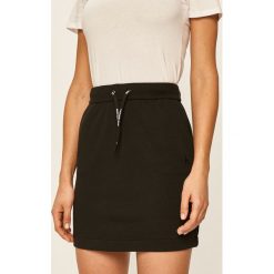 Calvin Klein Jeans - Spódnica. Czarne spódniczki damskie Calvin Klein Jeans, na co dzień, s, bez wzorów, z bawełny, casualowe, mini, proste. W wyprzedaży za 239,90 zł.