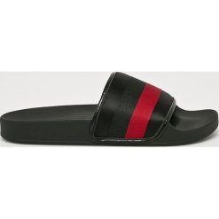 Steve Madden - Klapki. Czarne klapki damskie Steve Madden, bez wzorów, z gumy, bez obcasa, na obcasie. W wyprzedaży za 129,90 zł.
