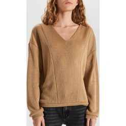 Bluza z dekoltem - Beżowy. Brązowe bluzy damskie Cropp, s, bez wzorów, bez rękawów, bez kaptura. Za 59,99 zł.